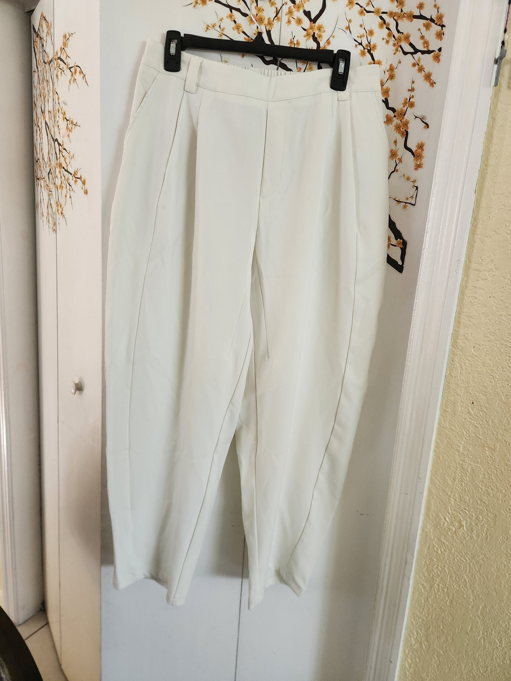 HALARA Ivory High-Waist Tapered Capris